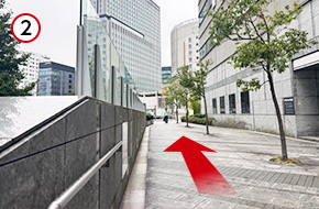 階段を上り切ったらそのまま道なりに進みます。