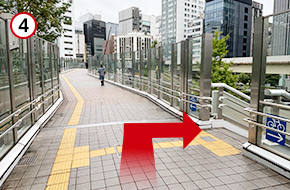 右に曲がります。