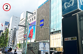 中央通りを直進してください(「GINZA SIX」方面）。