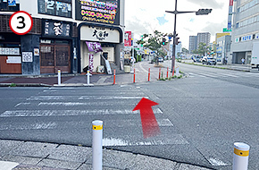 右折して、あけぼの通りを進んでください。