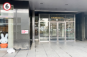 角を曲がった左側にある「木更津東中央ビル」の6階です。