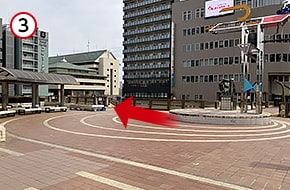 高架橋を中心に左折します。