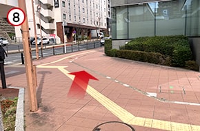 階段を降りたら、左側の道へ進みます。