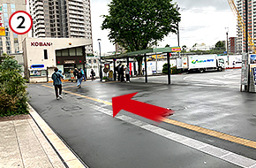 駅を出たら、左へ道なりに進みます。