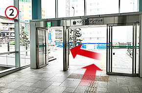 「ペデストリアンデッキ」を出て左手に曲がり、そのまま真っすぐ進んでください。