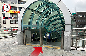 直進した突き当たりにエスカレータがございますので、地上に降ってください。
