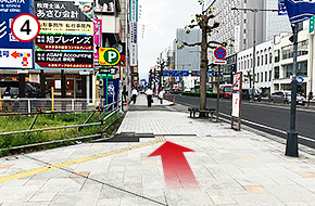 エスカレーターで地上まで降りたら、左手にある道を直進します。