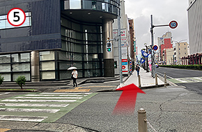 道路を挟んで右手に見える「山交ビル」を目印に、そのまま真っすぐ進行してください。