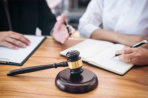 弁護士に相談する<