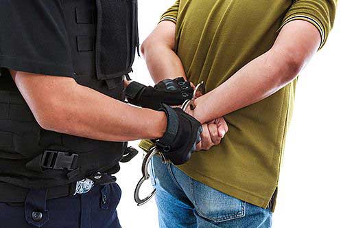 ある日突然、夫が刑事事件で警察に逮捕されてしまったら、妻や家族は、まず何をすべきか？