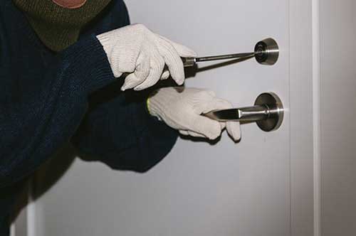 「人の家に入り込んで盗みを働いた」という場合は、住居侵入罪に問われる