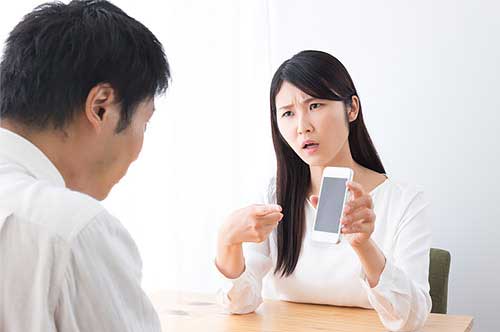 LINEの盗み見で不倫発見！ 履歴は浮気の証拠になる？ 慰謝料請求方法