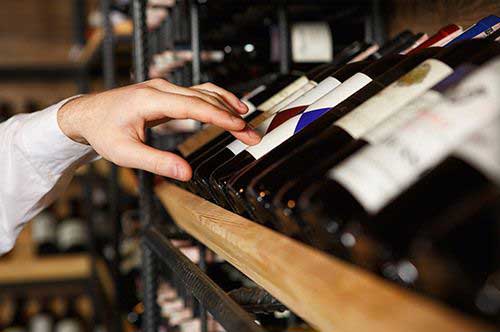 職場の在庫を盗んだら？ 窃盗罪の逮捕後の流れや示談について解説