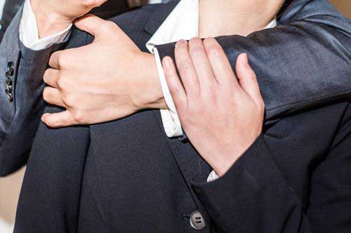 見知らぬ女性に突然抱きつけば強制わいせつ？ 逮捕されたらどうなるかを解説