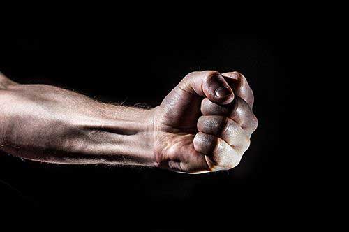 服をつかんだら暴行！？ 暴行罪の定義や逮捕後の流れを札幌の弁護士が解説