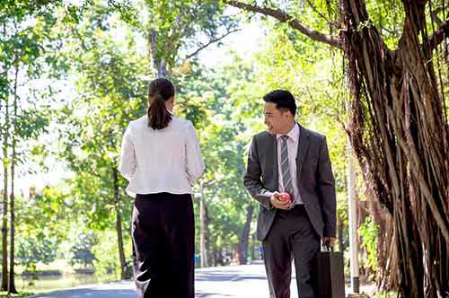 相手の同意なく人の胸を触ったり揉んだりしたとき問われうる罪とは