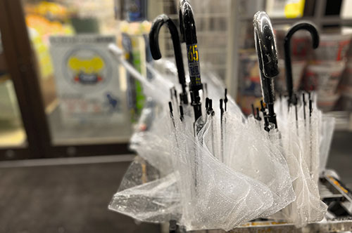 他人の傘を盗むと窃盗罪？ お店の商品を間違って持ち去った場合は？