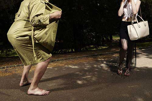 露出行為はどのような罪に問われる？ 逮捕後の勾留期間と対応を解説