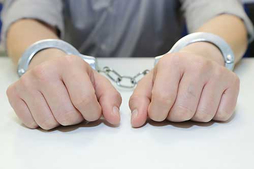 露出行為は犯罪！ 問われる罪と逮捕後の流れを弁護士が解説