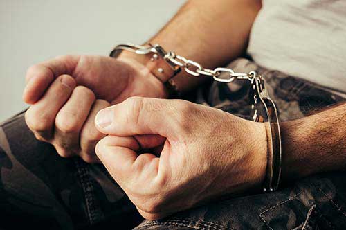 自宅ベランダで裸になると公然わいせつ？ 後日逮捕されるケースとは