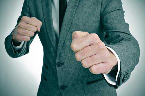 夫が職場で上司とケンカ！ 暴行罪で逮捕されたときに家族ができること