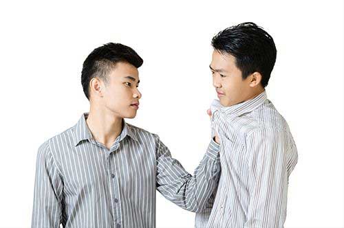 胸ぐらをつかむと暴行罪？ 罰則や示談方法を弁護士が解説