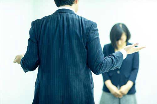 役所職員へのクレームが過ぎると公務執行妨害になる？ 逮捕の可能性を解説