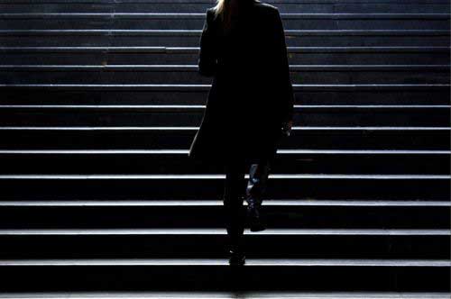 ストーカーとはどこから？ つきまといなどの定義から逮捕までの流れ