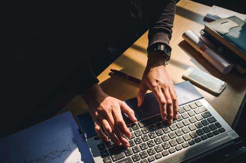 プライバシーの侵害とは？ 基準や損害賠償請求による対処方法