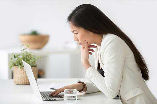 サイトへの悪質な書き込みについて犯人を特定する方法や注意点とは？