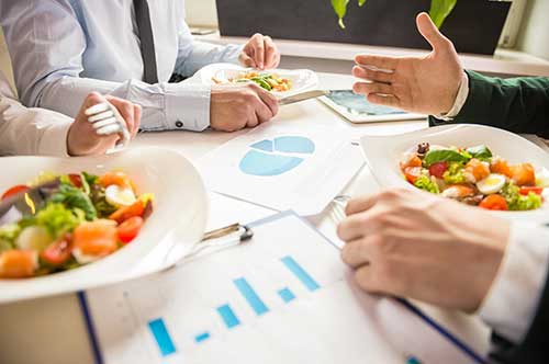 ランチミーティングは違法？労働時間として扱われる？弁護士が疑問を解決