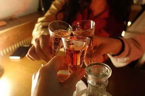 一気飲みの死亡事故（アルハラ）は罪に問われるか？ 弁護士が解説