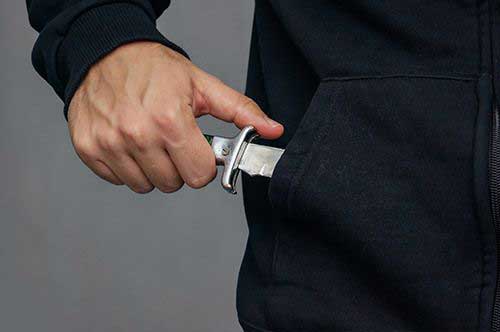 刃渡り何センチから銃刀法違反？規制される刃物の種類や罰則、逮捕された後の流れを解説