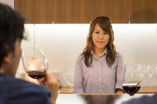 ガールズバーを営業するのに必要な届け出や、風営法が関連する場合を解説