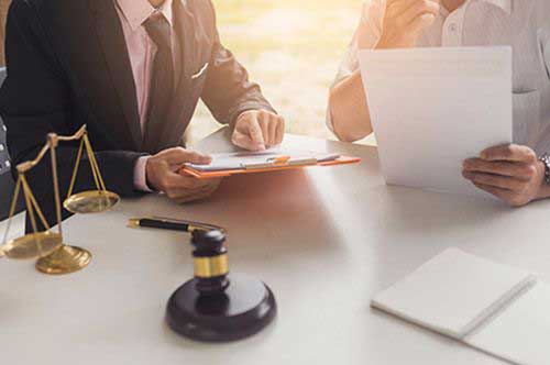 家族が逮捕されたらどうすればいい？ 逮捕後の流れや社会生活への影響について