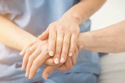 「介護施設で親が骨折した…」介護事故の損害賠償を請求する方法を解説