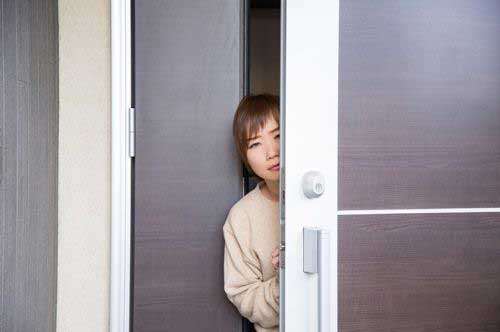 近隣住民宅がうるさい！ 騒音トラブルの相談先と損害賠償請求の流れ