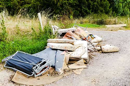 不法投棄とは？ 初犯の場合の罰金や逮捕後の流れについて