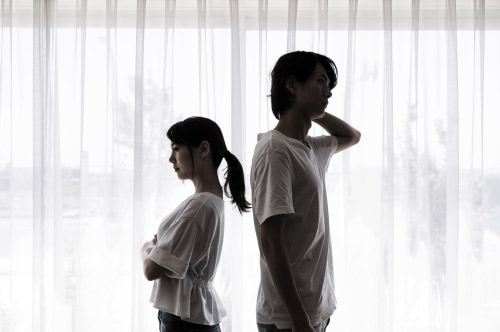 配偶者の不倫が発覚。裁判の前に、示談で事態を解決するには？