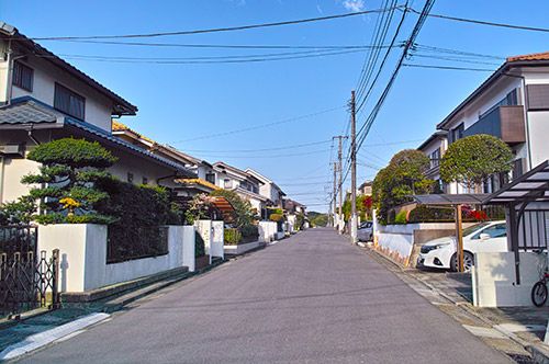 自分の土地上に隣人の塀が…境界トラブルへの対応方法を解説