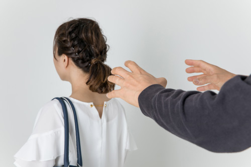 不同意わいせつ罪（強制わいせつ罪）とは？服を脱がすなど行為の具体例