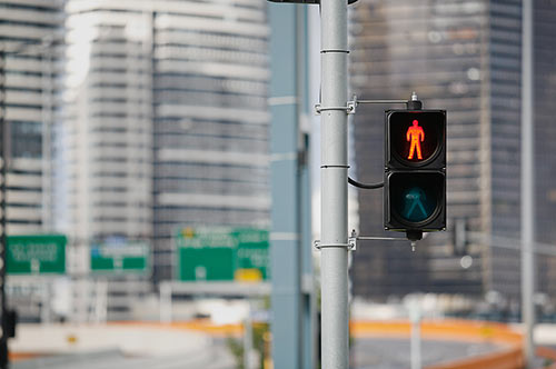 歩行者による信号無視の罰則は？ 逮捕の可能性や、過失割合について解説