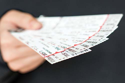 ライブチケットの転売で逮捕される可能性はある？ 問われる罪とは