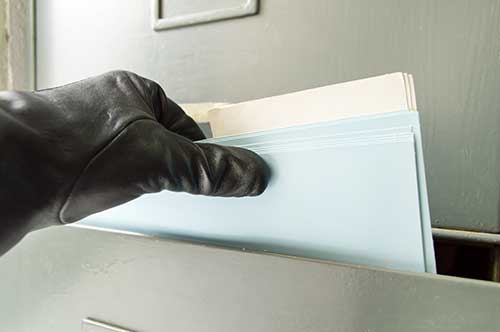 同僚が会社のお金を着服していた！ 見て見ぬふりは横領幇助になる？