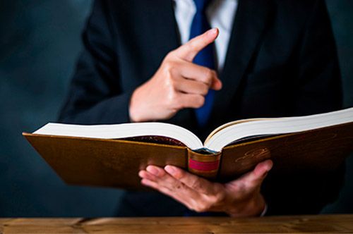 解決には弁護士のサポートが必要？ 強制わいせつ罪の概要と対応について解説