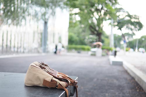 夫が電車で置き引きをして逮捕されてしまったら。量刑や対応について解説
