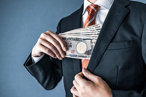 同僚の横領を知りつつ見過ごしたら「幇助」したと犯罪になる！？