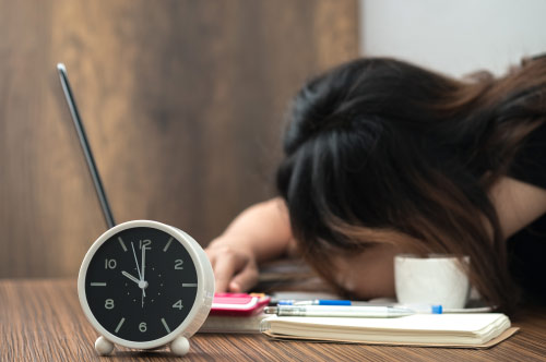 固定給でも残業代は支払われる！請求できるケースや手続きを解説