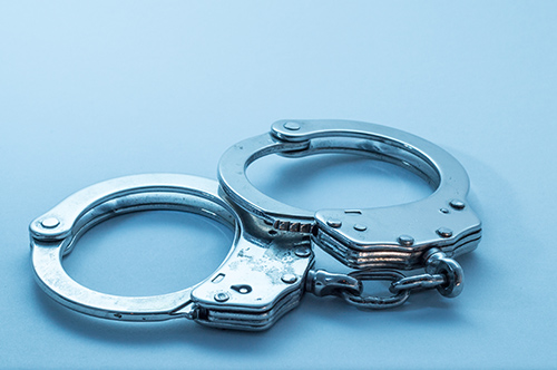 置き引きをしたとき問われうる罪は？ 捕まる可能性と逮捕後の流れ