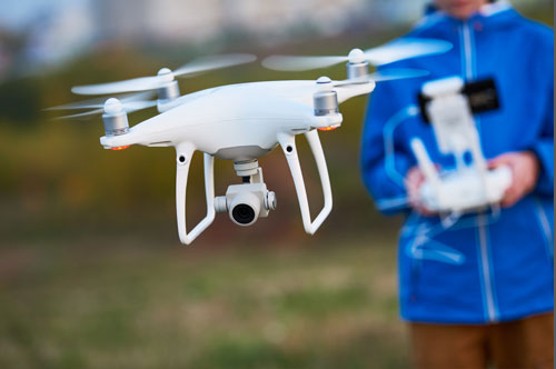 ドローンを飛ばしたら逮捕されることも？ 違法になるケースを解説